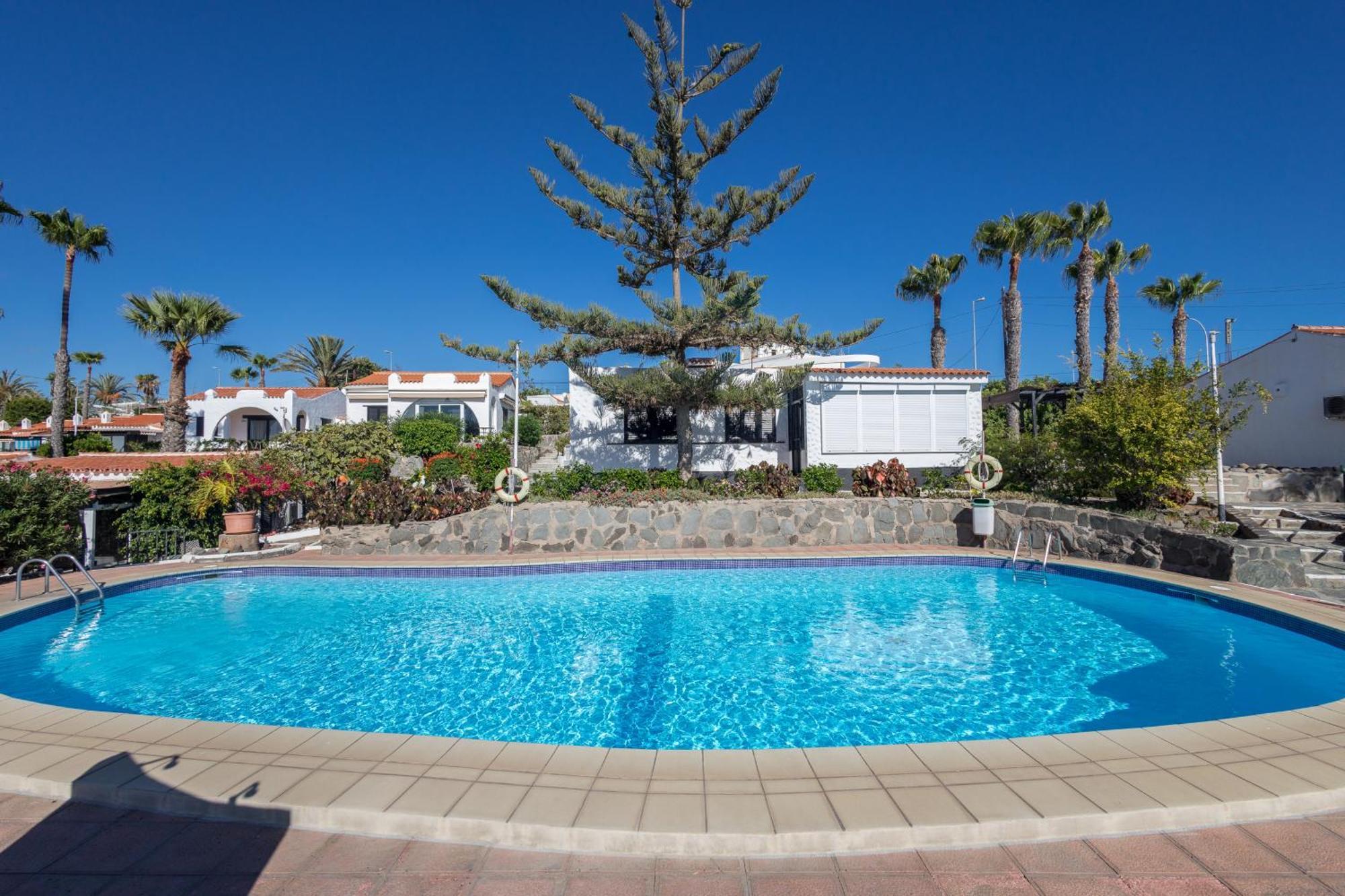 Canarios Piscina Junto A La Playa Arguineguin